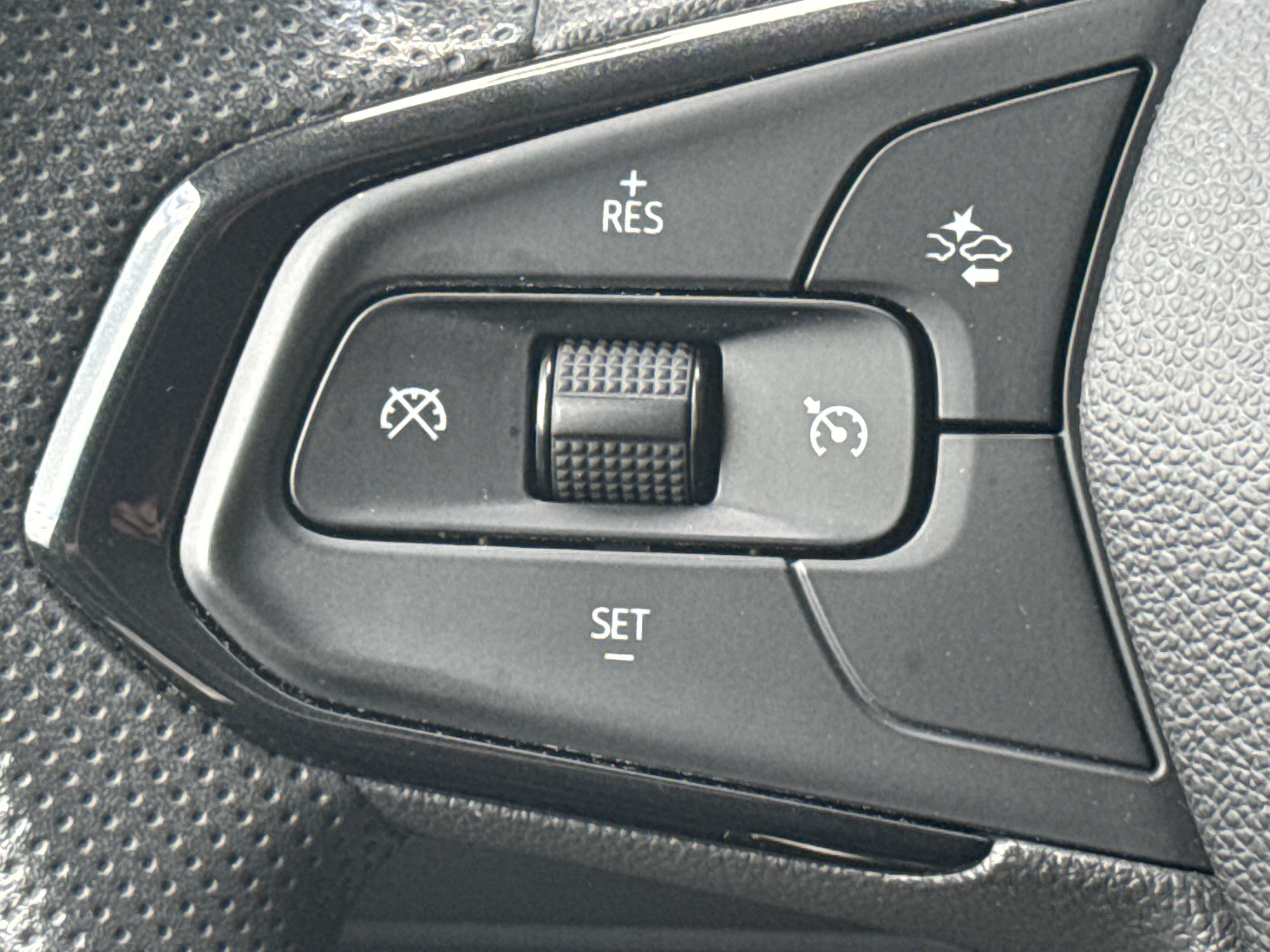 Used 2025 Chevrolet Trax LT FWD image 29
