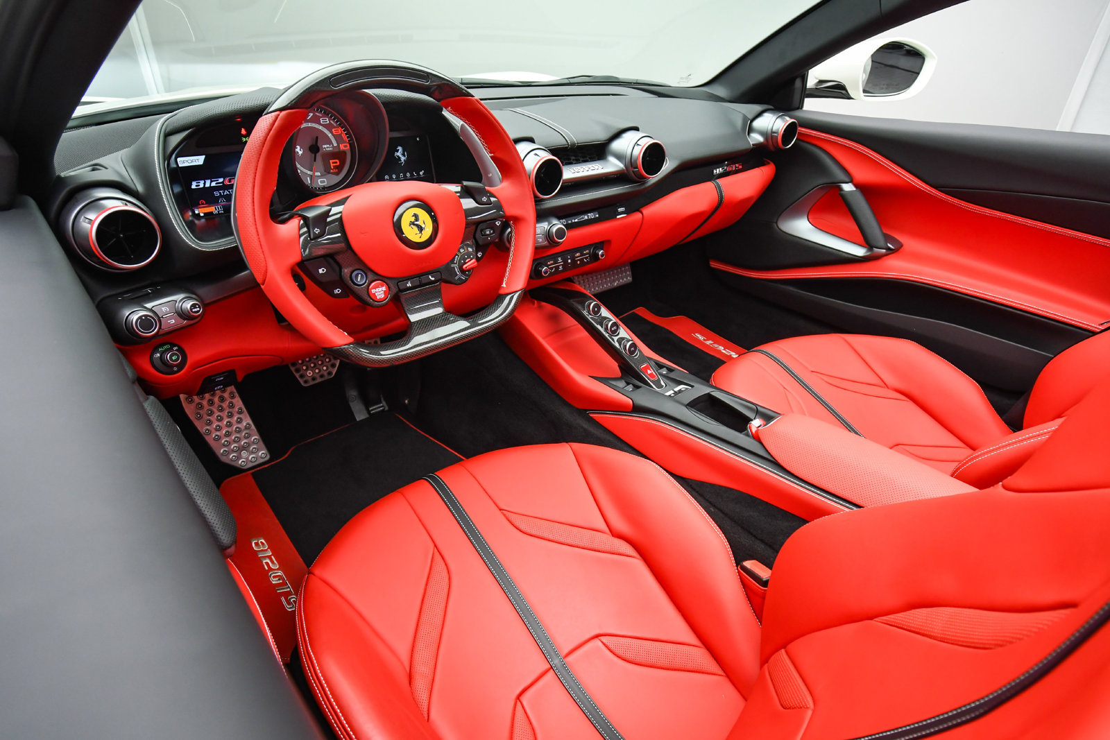 Used 2022 Ferrari 812 GTS RWD image 13