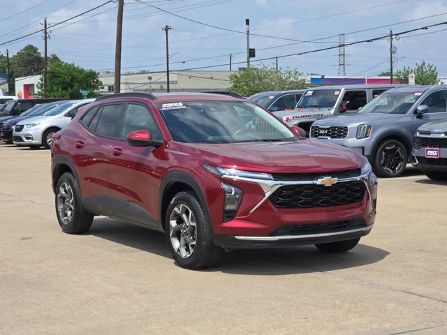 Used 2025 Chevrolet Trax LT w/ LT Convenience Package FWD image 3