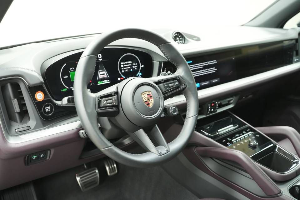 Certified 2025 Porsche Cayenne E-Hybrid AWD/4WD image 4