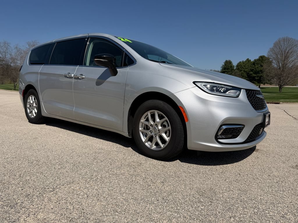Used 2024 Chrysler Pacifica Touring-L FWD image 3