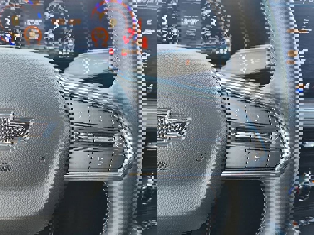 Used 2025 Chevrolet Suburban Z71 image 23