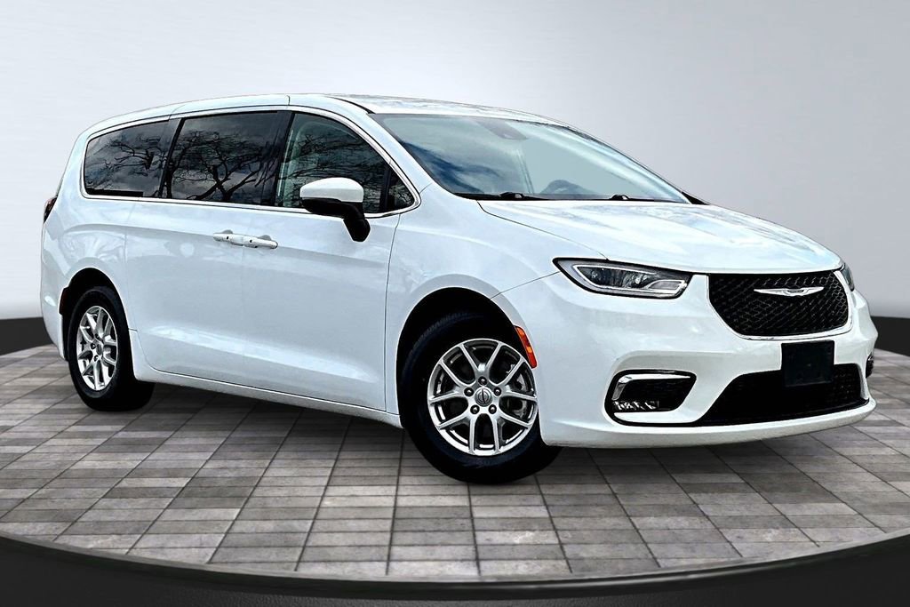 Used 2023 Chrysler Pacifica Touring-L FWD image 3