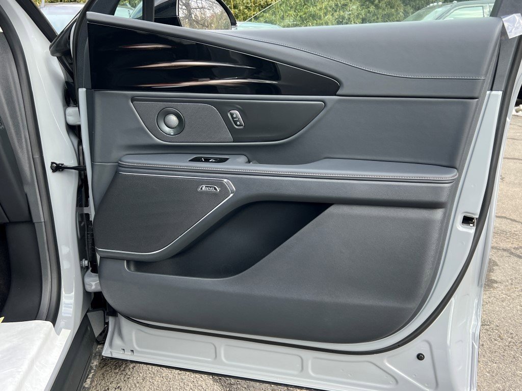 New 2026 Lincoln Nautilus Reserve w/ Jet Appearance Package AWD/4WD image 7