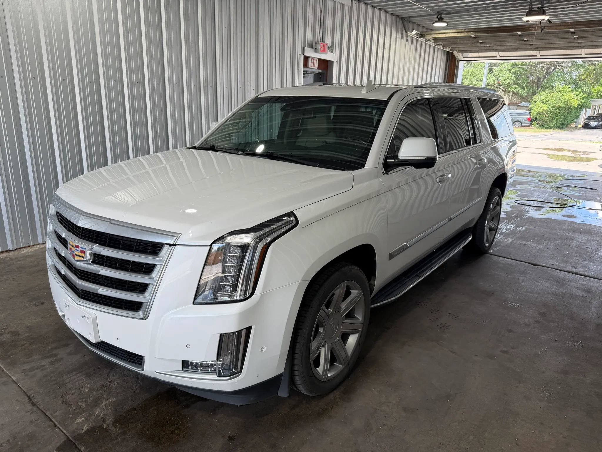 Used 2018 Cadillac Escalade ESV Luxury RWD image 1