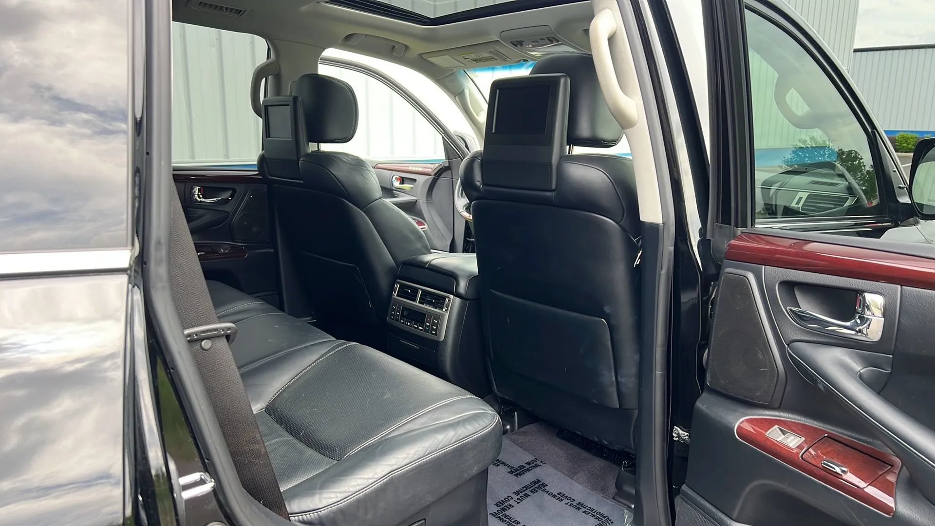 Used 2013 Lexus LX 570 4WD w/ Luxury Pkg image 19