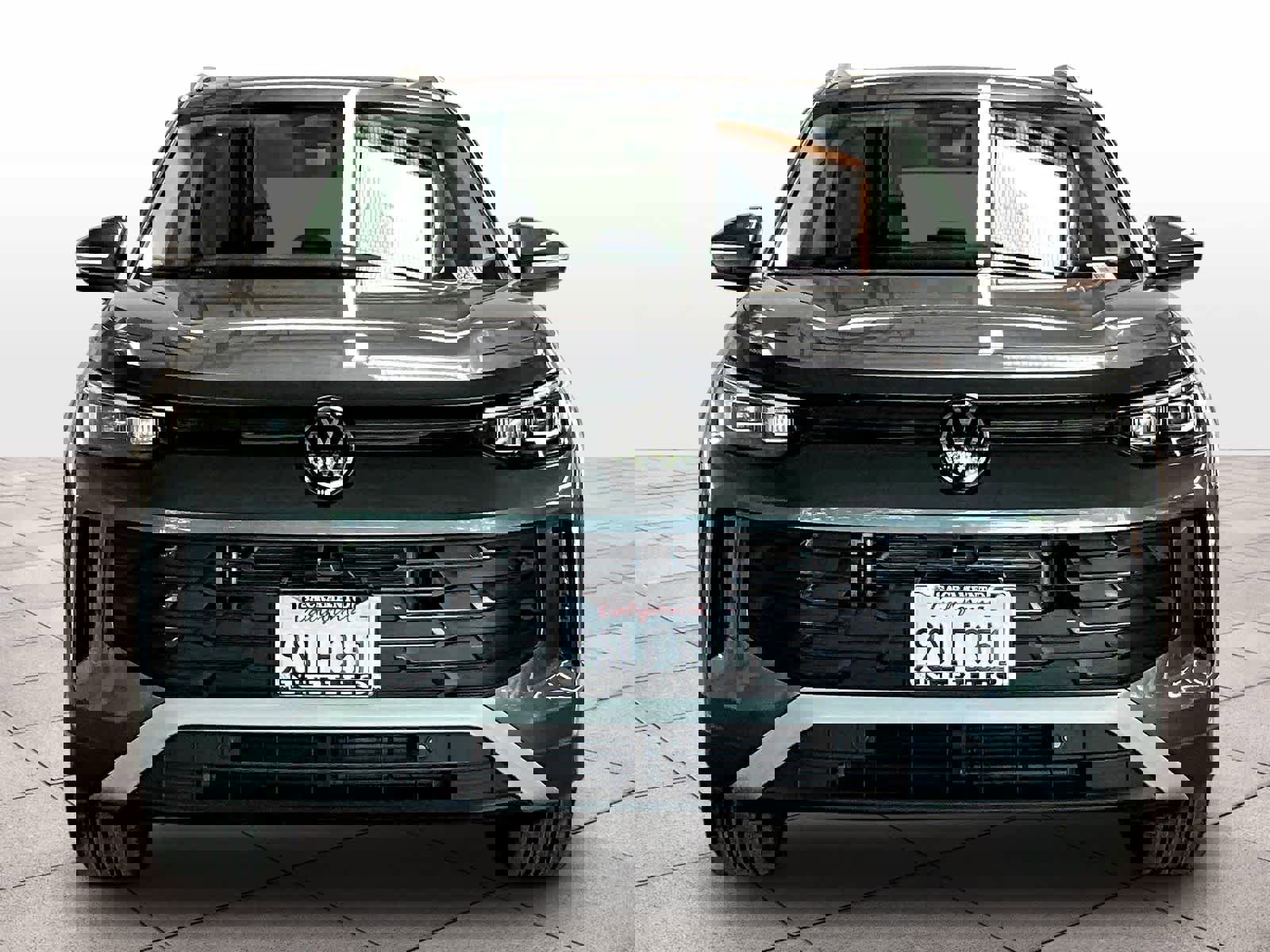 Used 2025 Volkswagen Tiguan SE w/ Panoramic Sunroof Package image 3