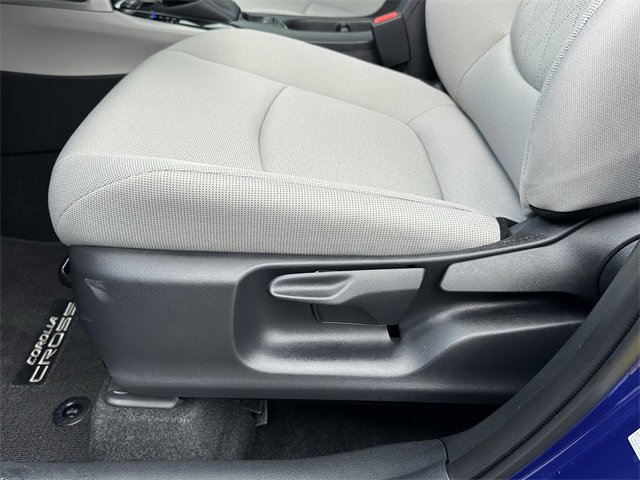 Used 2025 Toyota Corolla Cross LE image 26