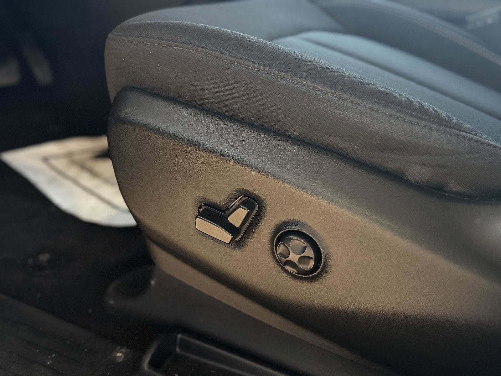 Used 2023 Chrysler Pacifica Touring image 16