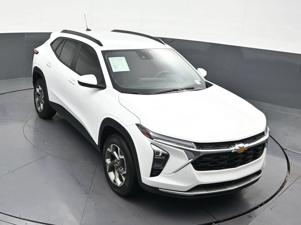 Used 2025 Chevrolet Trax LT FWD image 21