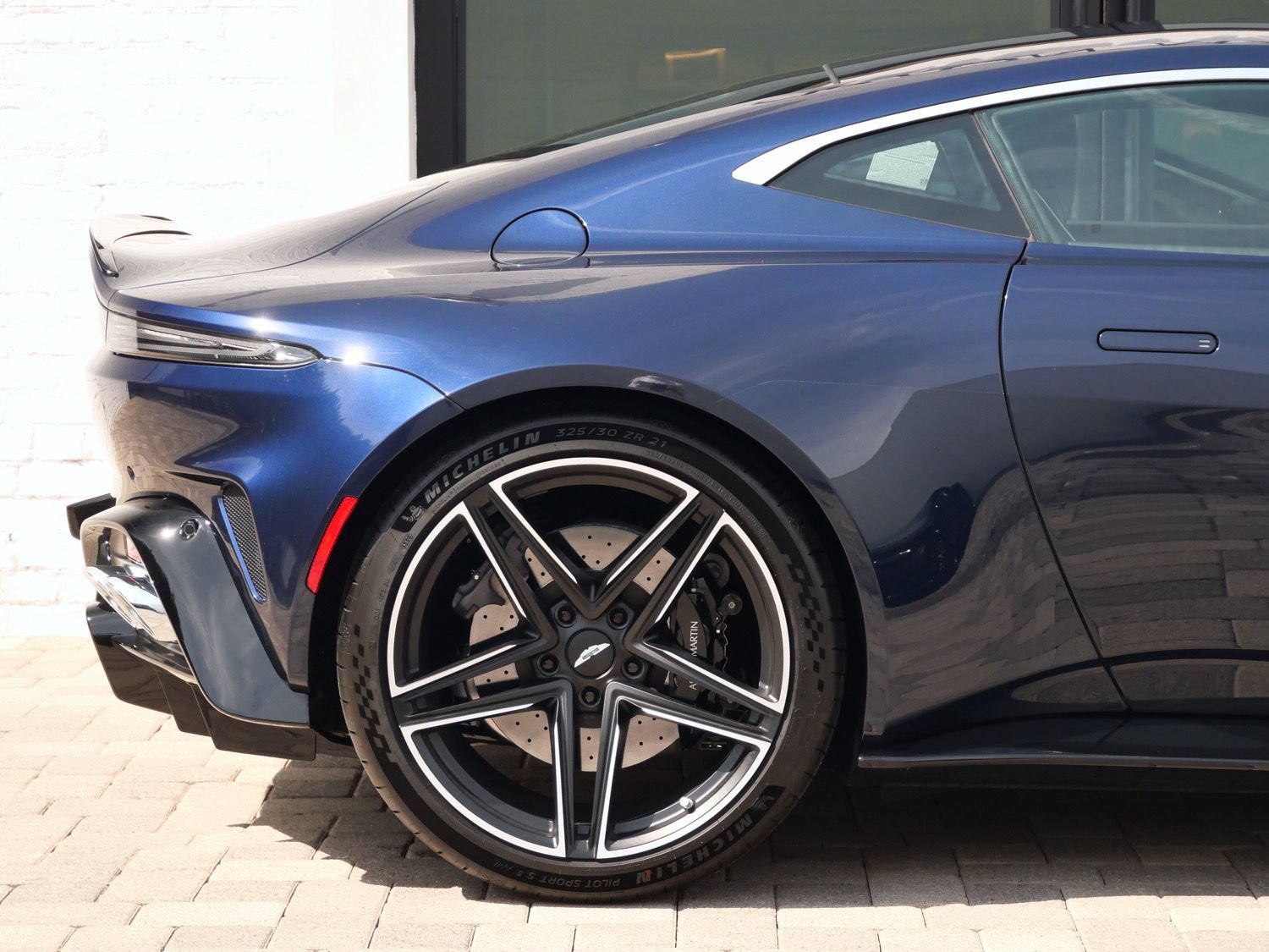 Used 2026 Aston Martin V8 Vantage S RWD image 15