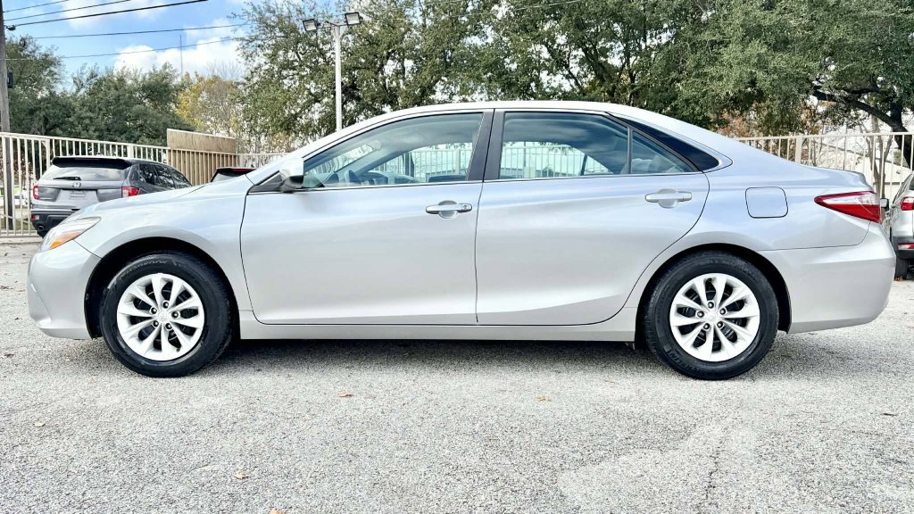 Used 2016 Toyota Camry LE image 8