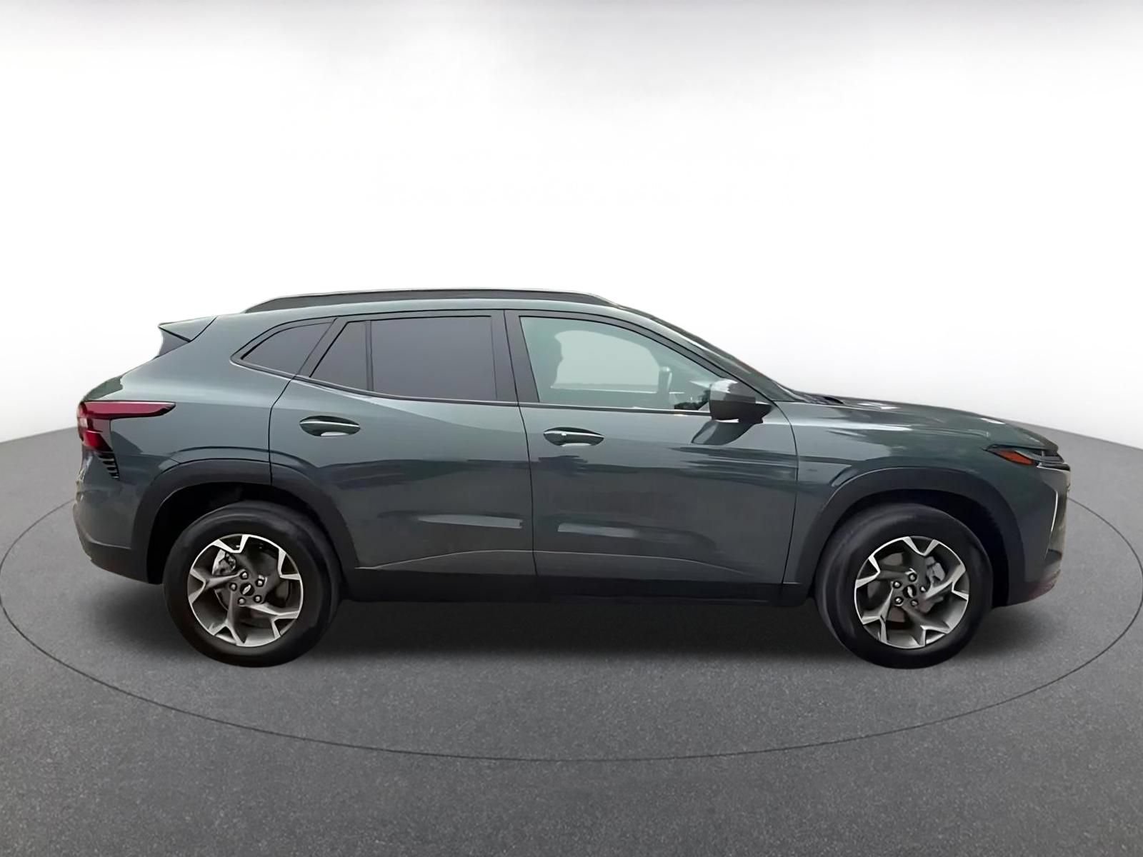 Used 2025 Chevrolet Trax LT w/ LT Convenience Package FWD image 9