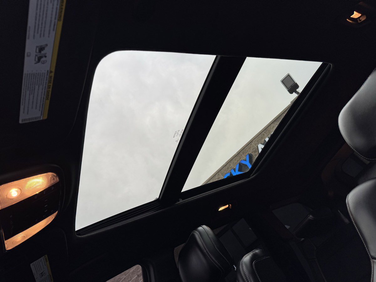 Used 2015 Jeep Grand Cherokee SRT w/ Luxury Group II AWD/4WD image 24