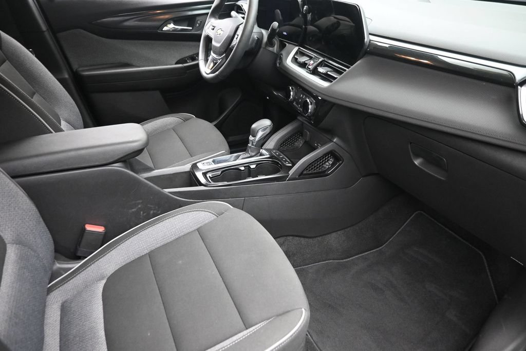 Used 2024 Chevrolet TrailBlazer LT w/ LT Cold Weather Package FWD image 9