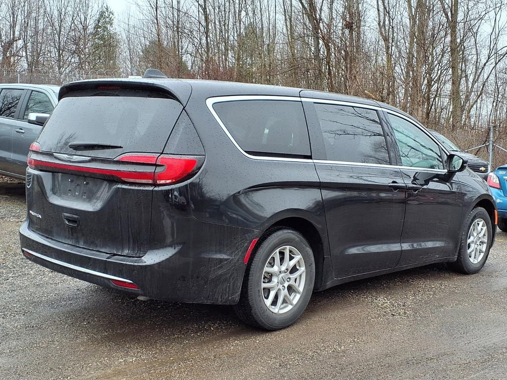 Used 2024 Chrysler Pacifica Touring-L image 5