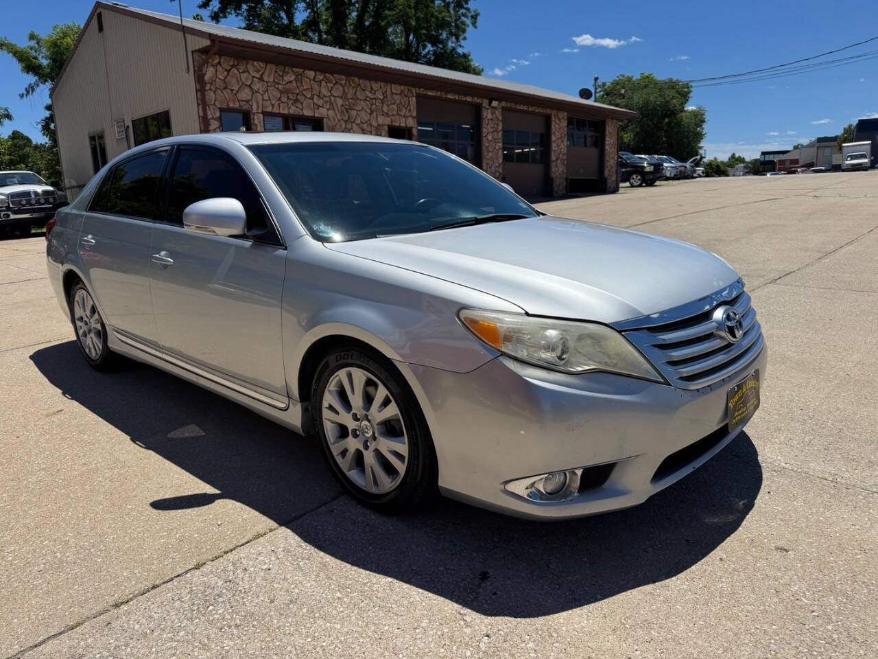 Used 2012 Toyota Avalon FWD image 3