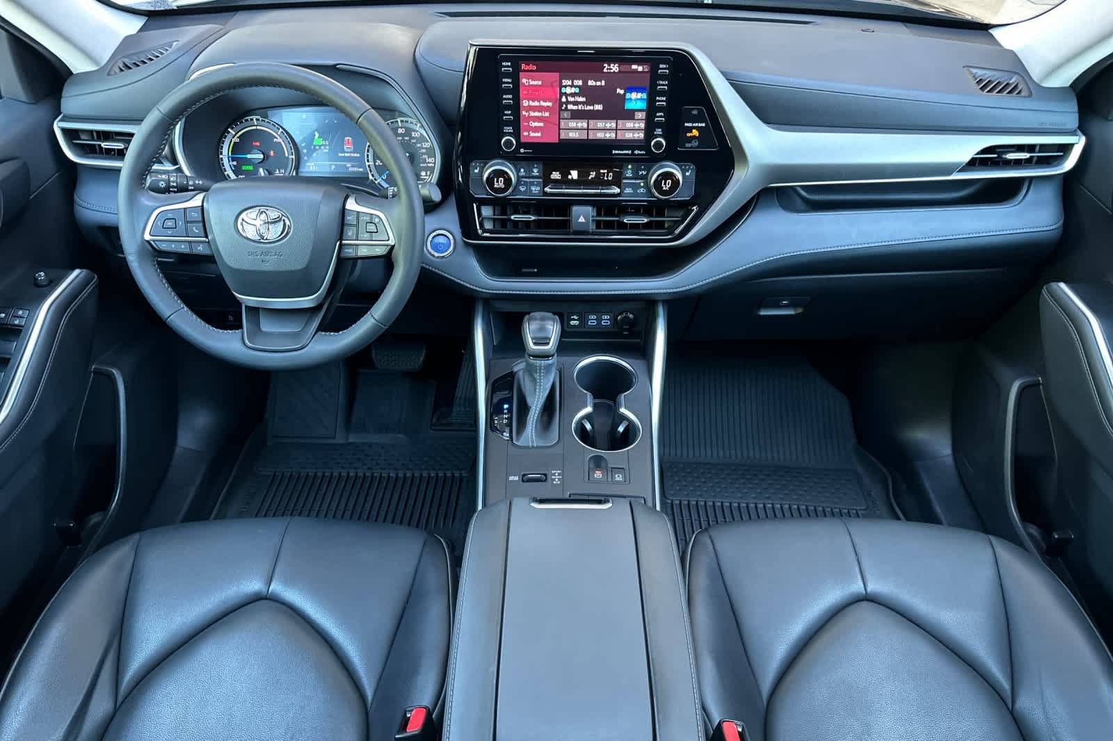 Used 2022 Toyota Highlander XLE AWD/4WD image 3