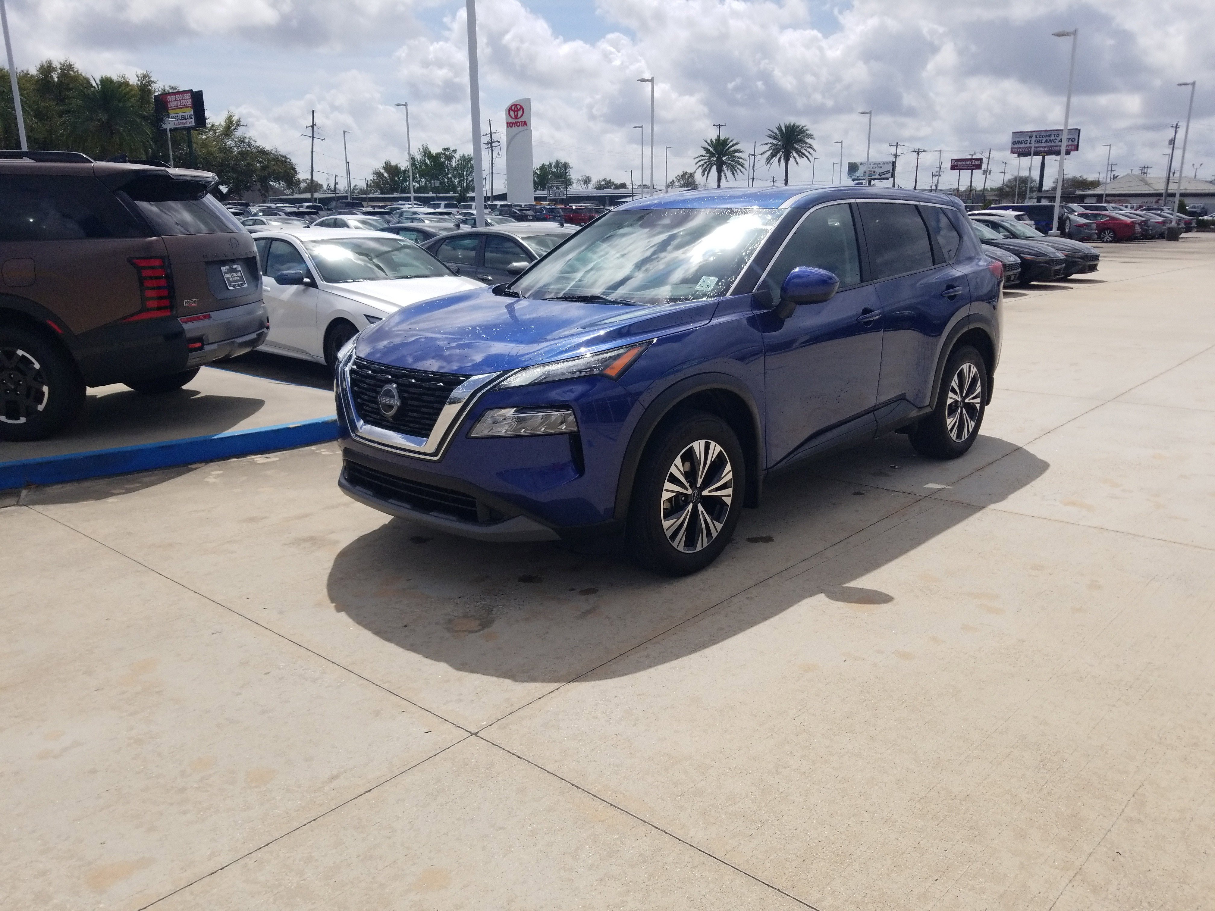 Used 2023 Nissan Rogue SV image 3