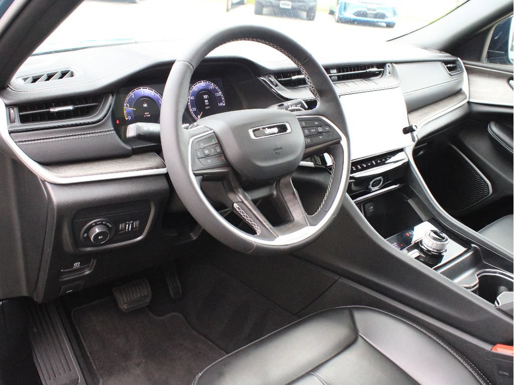 Used 2026 Jeep Grand Cherokee Limited w/ Limited Altitude Package AWD/4WD image 12