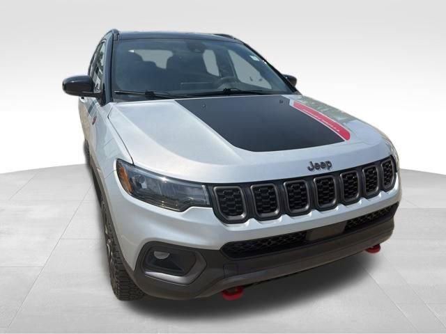 Used 2025 Jeep Compass Trailhawk image 9