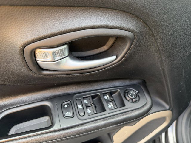 Used 2016 Jeep Renegade Limited image 13