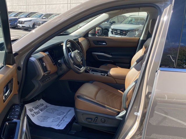 Used 2023 Nissan Pathfinder Platinum image 16