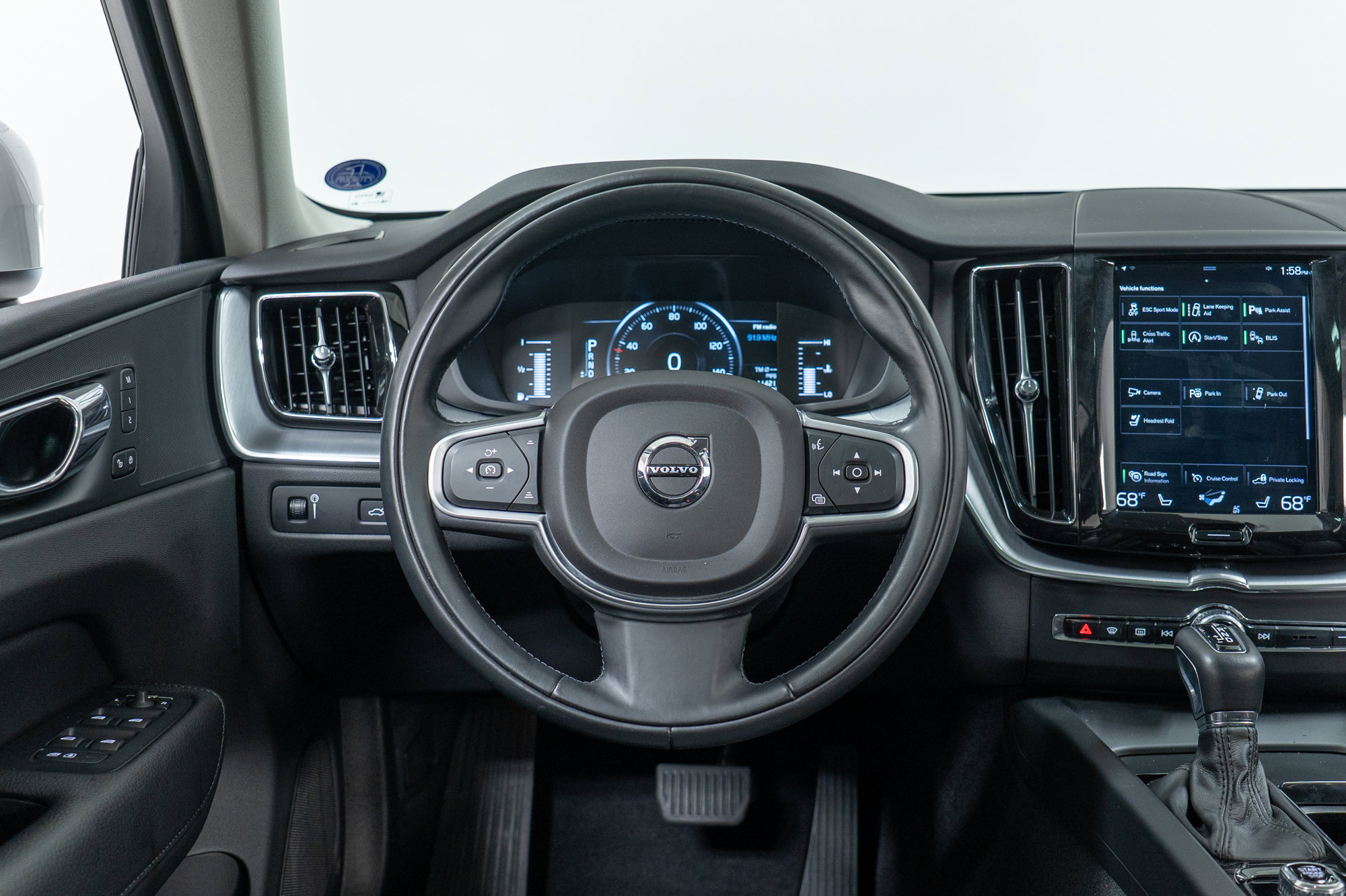 Used 2018 Volvo XC60 T5 Momentum w/ Convenience Package image 17