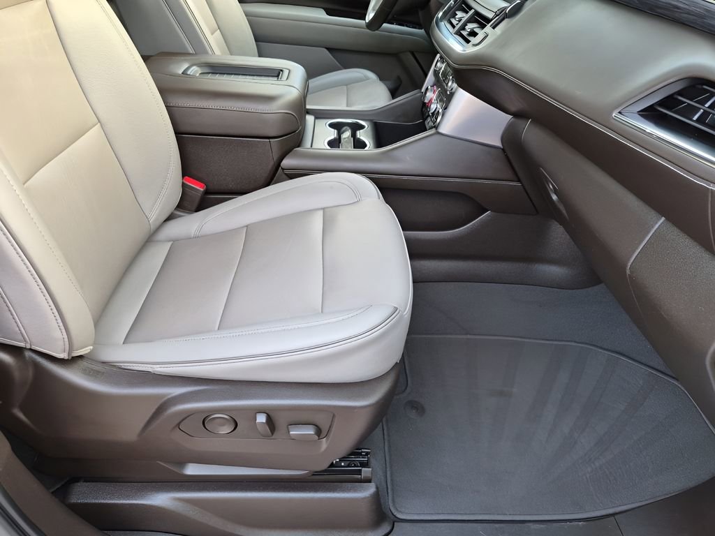Used 2023 GMC Yukon XL SLT w/ SLT Premium Package image 16
