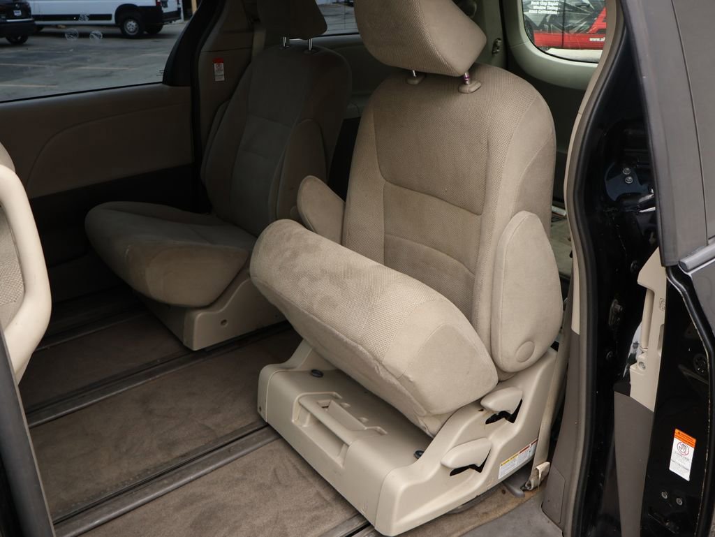 Used 2017 Toyota Sienna L FWD image 35