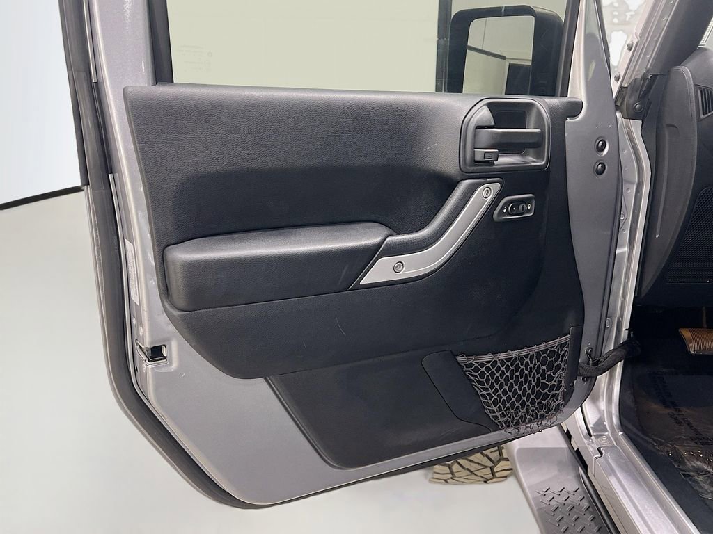 Used 2016 Jeep Wrangler Unlimited Sahara w/ Connectivity Group image 13