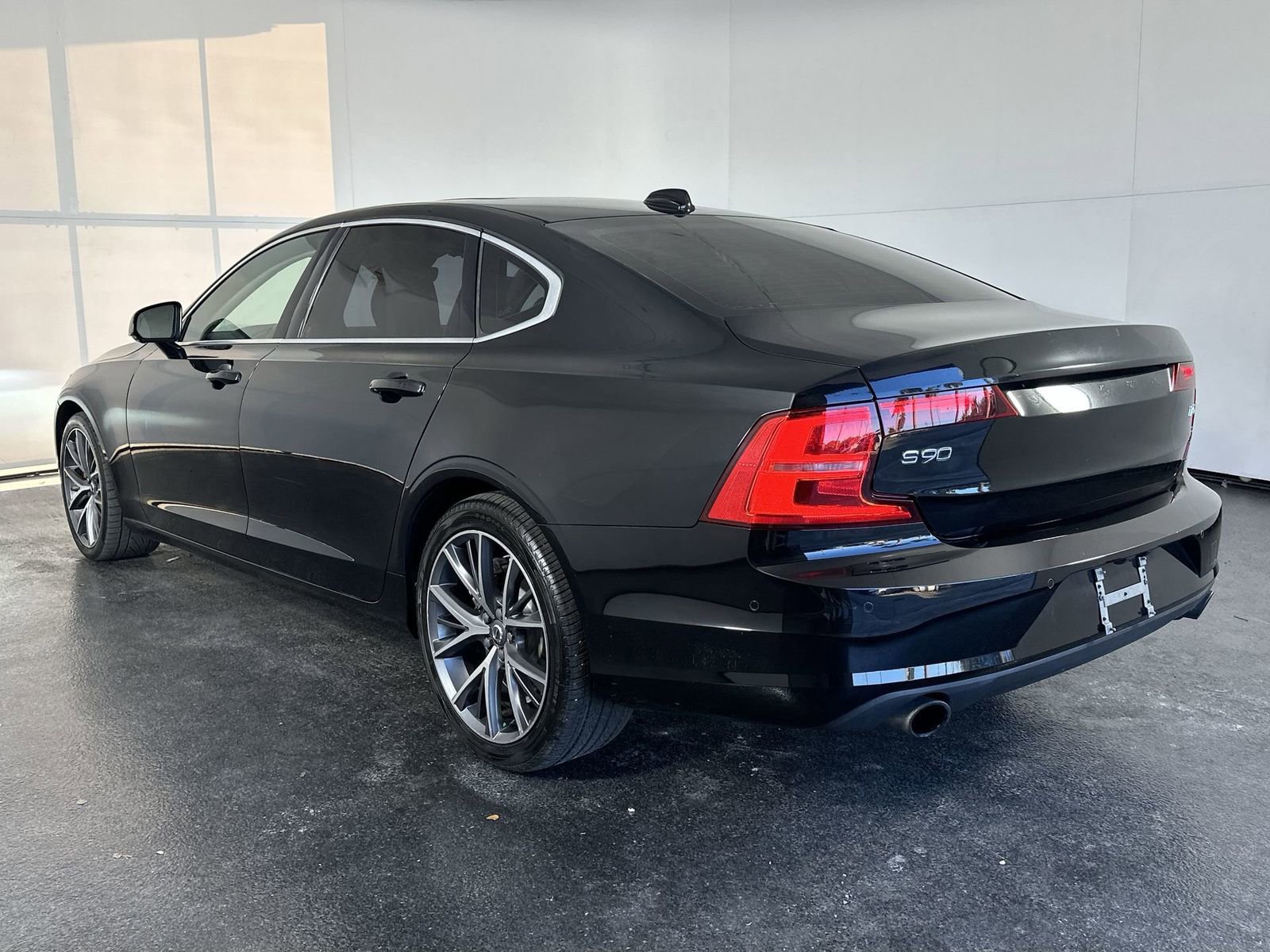Used 2018 Volvo S90 T5 Momentum w/ Convenience Package image 6