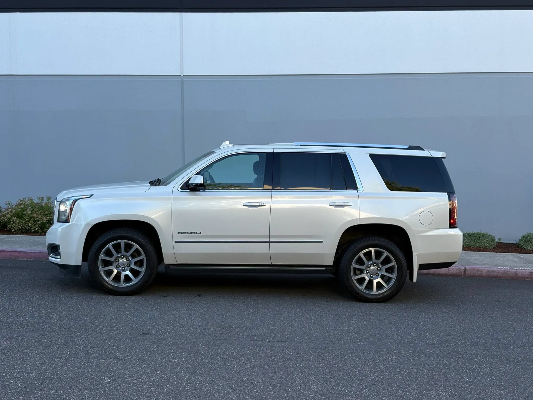 Used 2015 GMC Yukon Denali w/ Premium Package AWD/4WD image 3