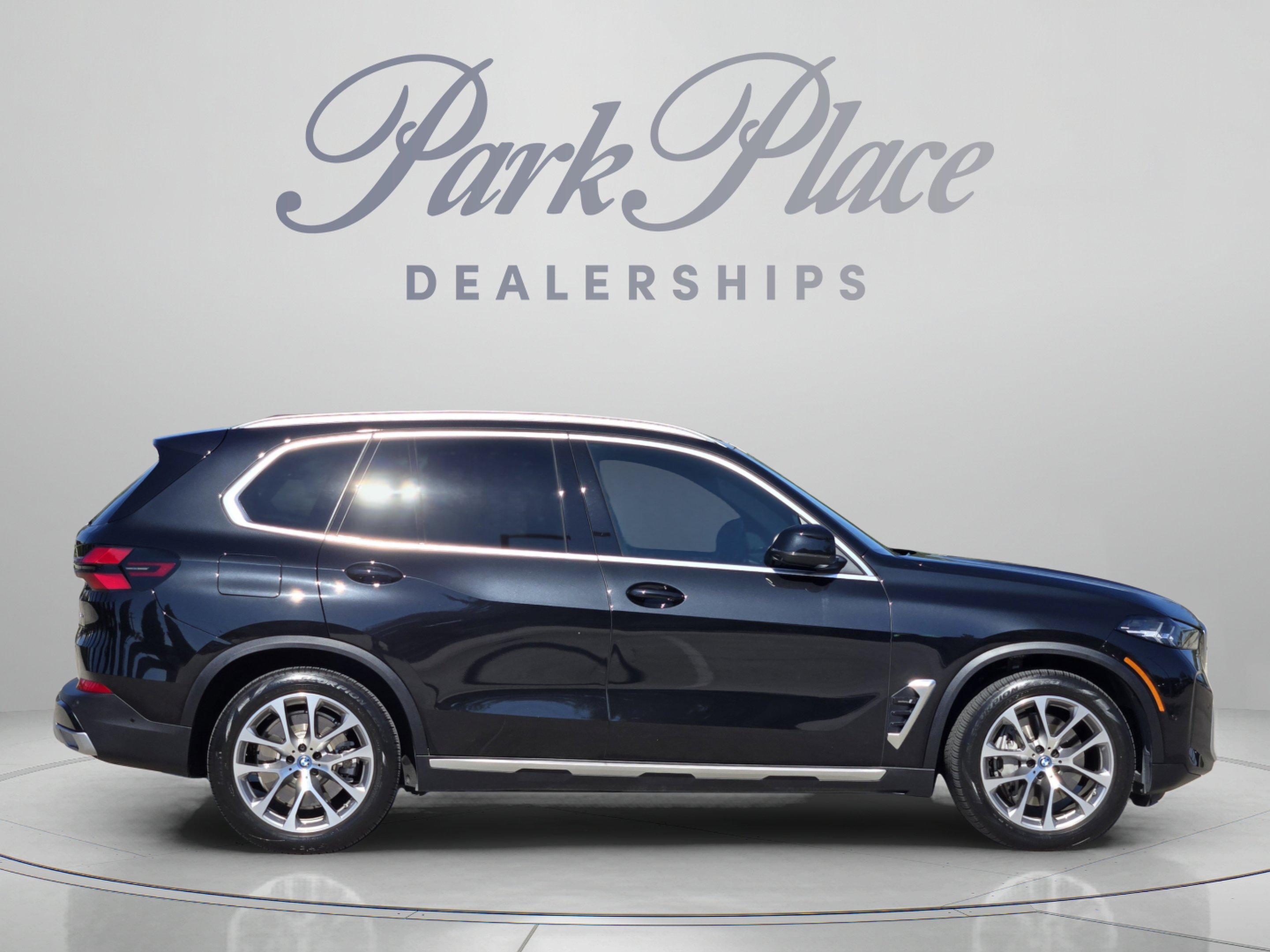 Used 2024 BMW X5 xDrive50e w/ Parking Assistance Package AWD/4WD image 5