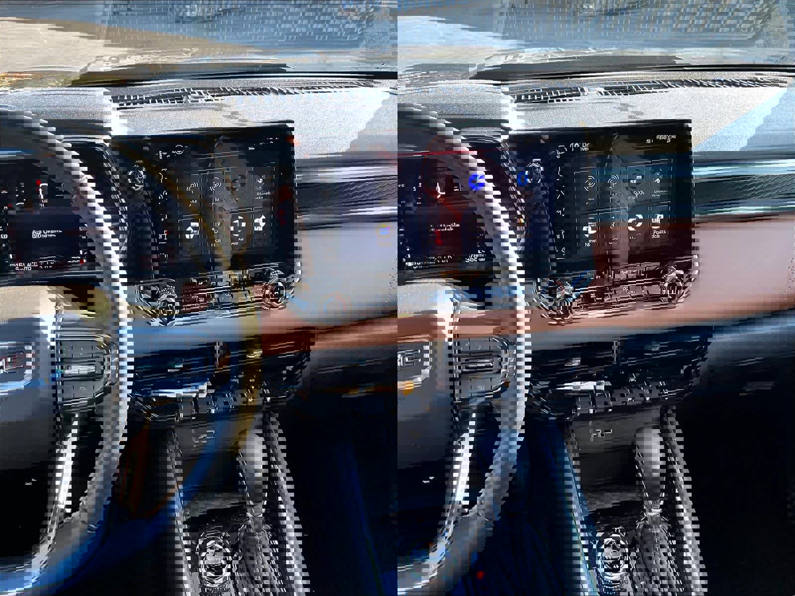 Used 2023 GMC Canyon AT4 w/ Technology Package image 9