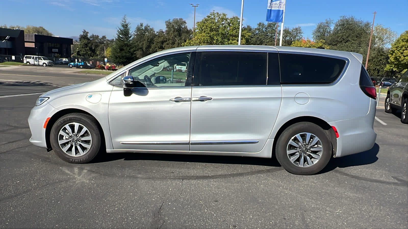 Used 2023 Chrysler Pacifica Limited FWD image 8
