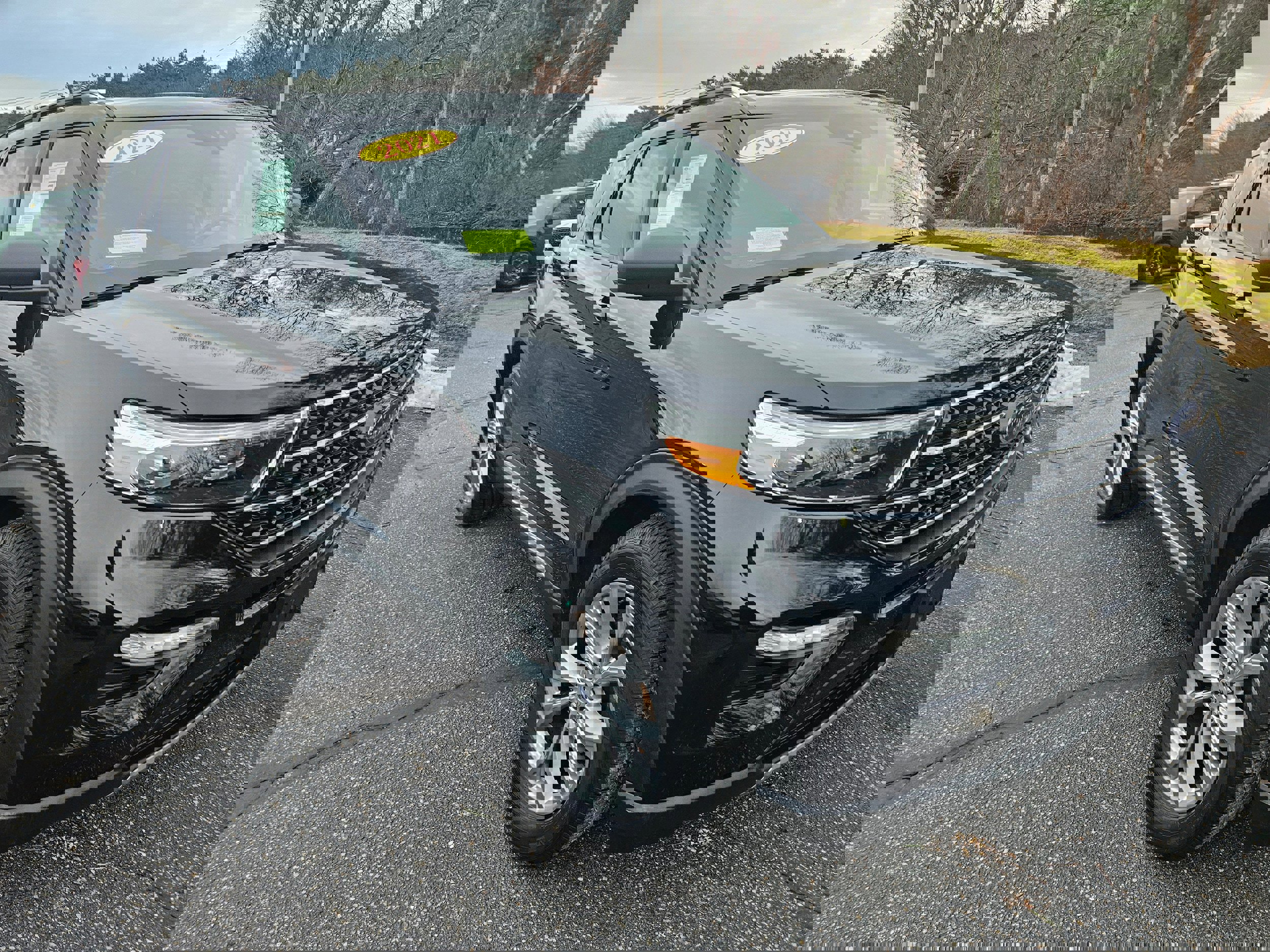 Certified 2021 Ford Explorer XLT w/ Equipment Group 202A image 3