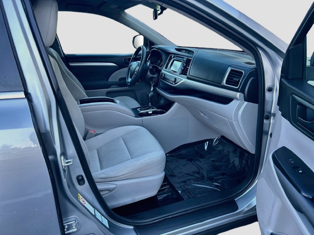 Used 2016 Toyota Highlander LE AWD/4WD image 27
