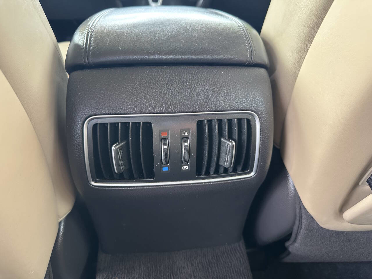 Used 2012 Hyundai Equus Signature RWD image 22