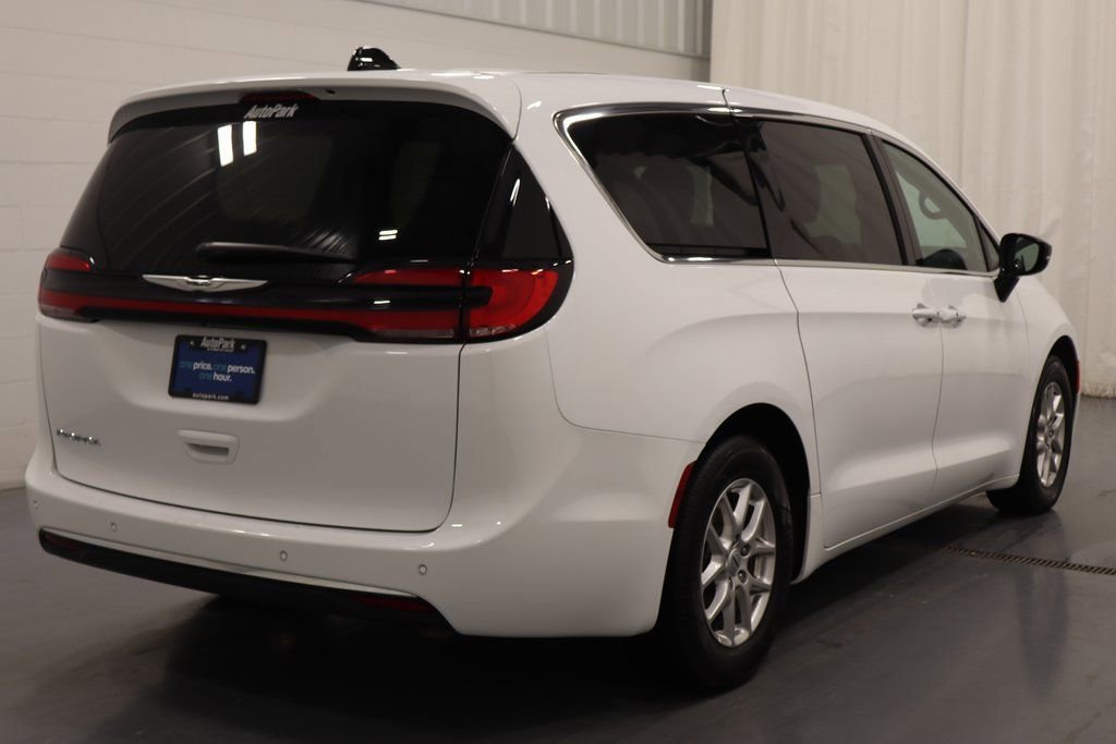 Used 2025 Chrysler Pacifica Select image 10