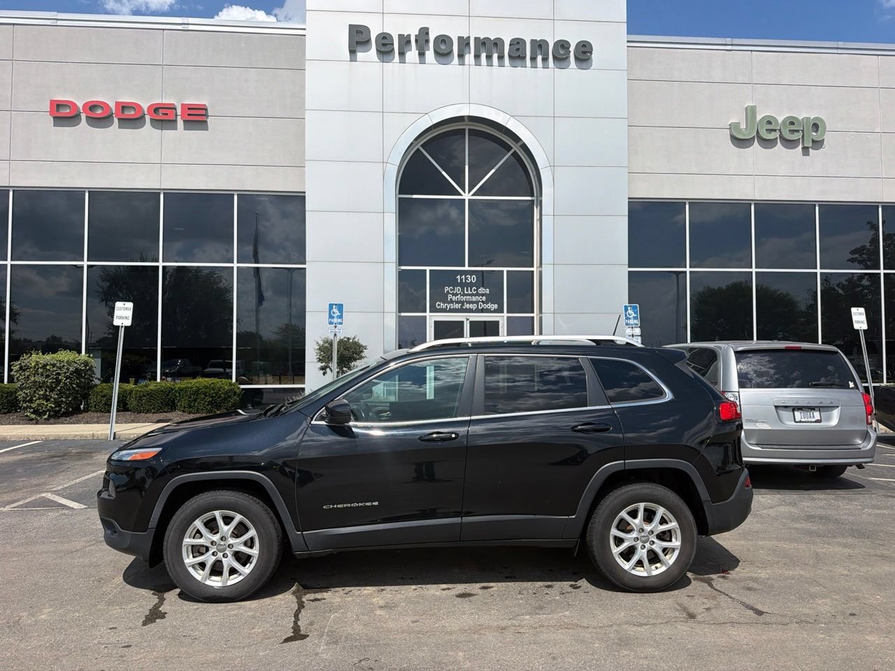 Used 2018 Jeep Cherokee Latitude Plus AWD/4WD image 5