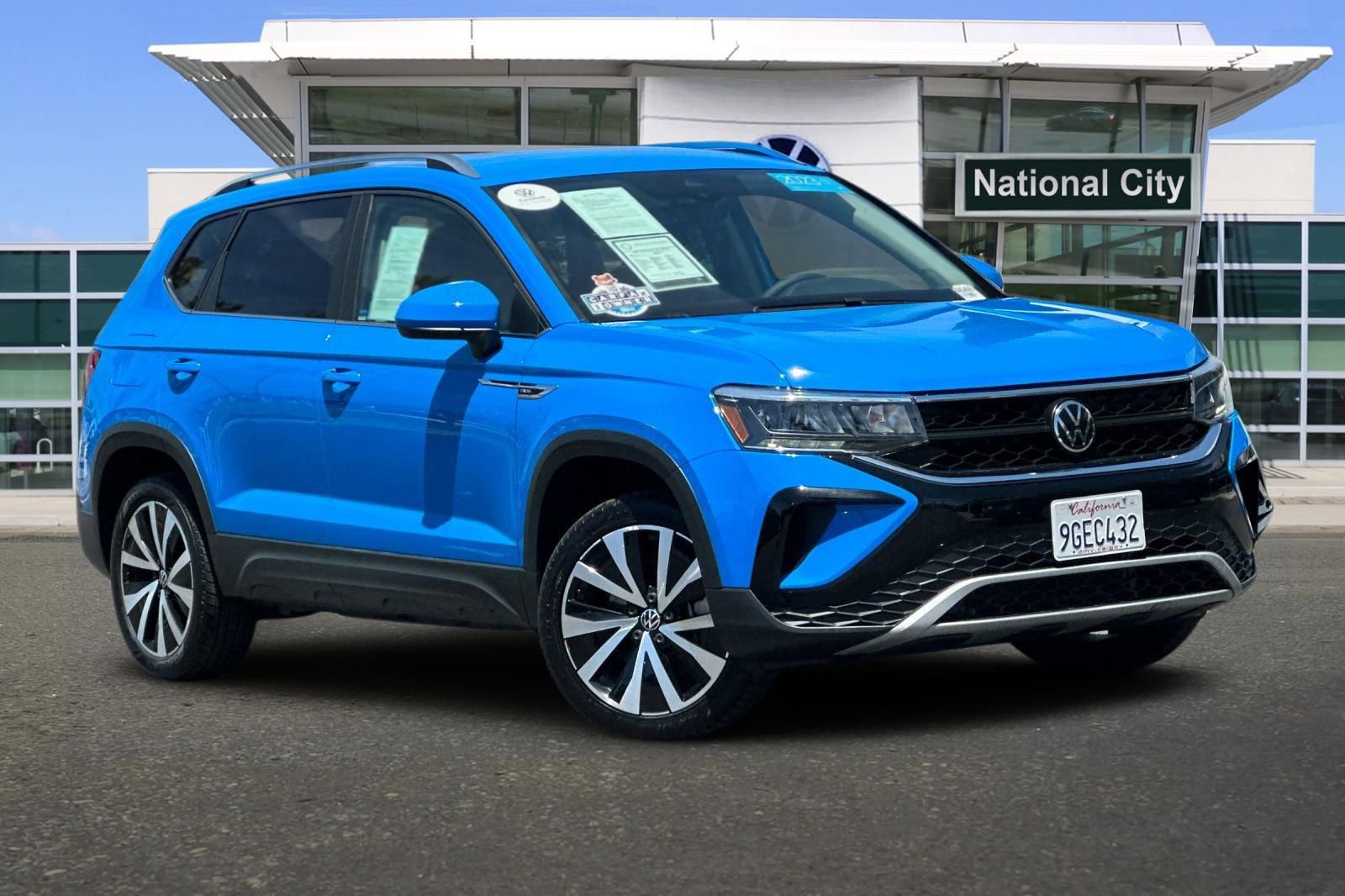 Used 2023 Volkswagen Taos SE FWD image 2