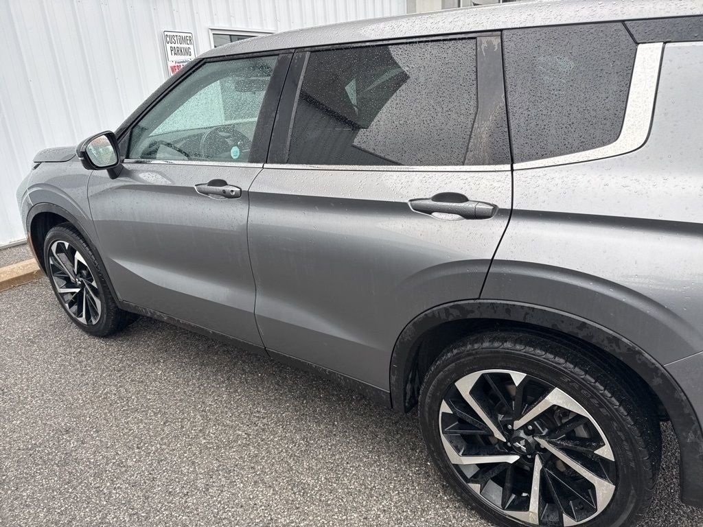 Used 2022 Mitsubishi Outlander SE image 5