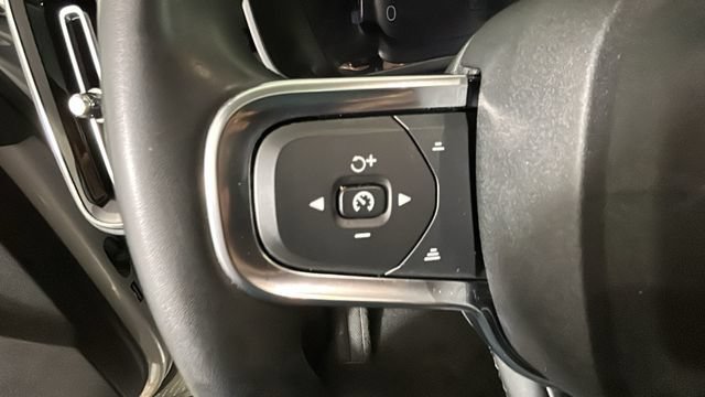 Used 2023 Volvo XC40 B4 Ultimate FWD image 15