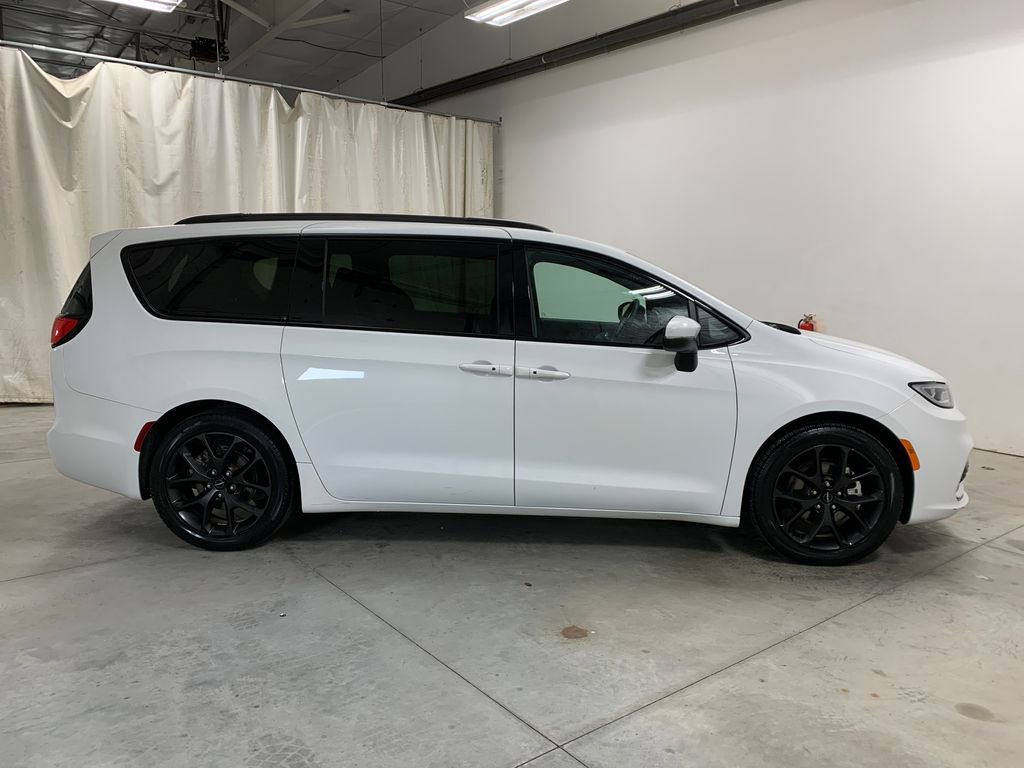 Used 2023 Chrysler Pacifica Touring-L FWD image 11