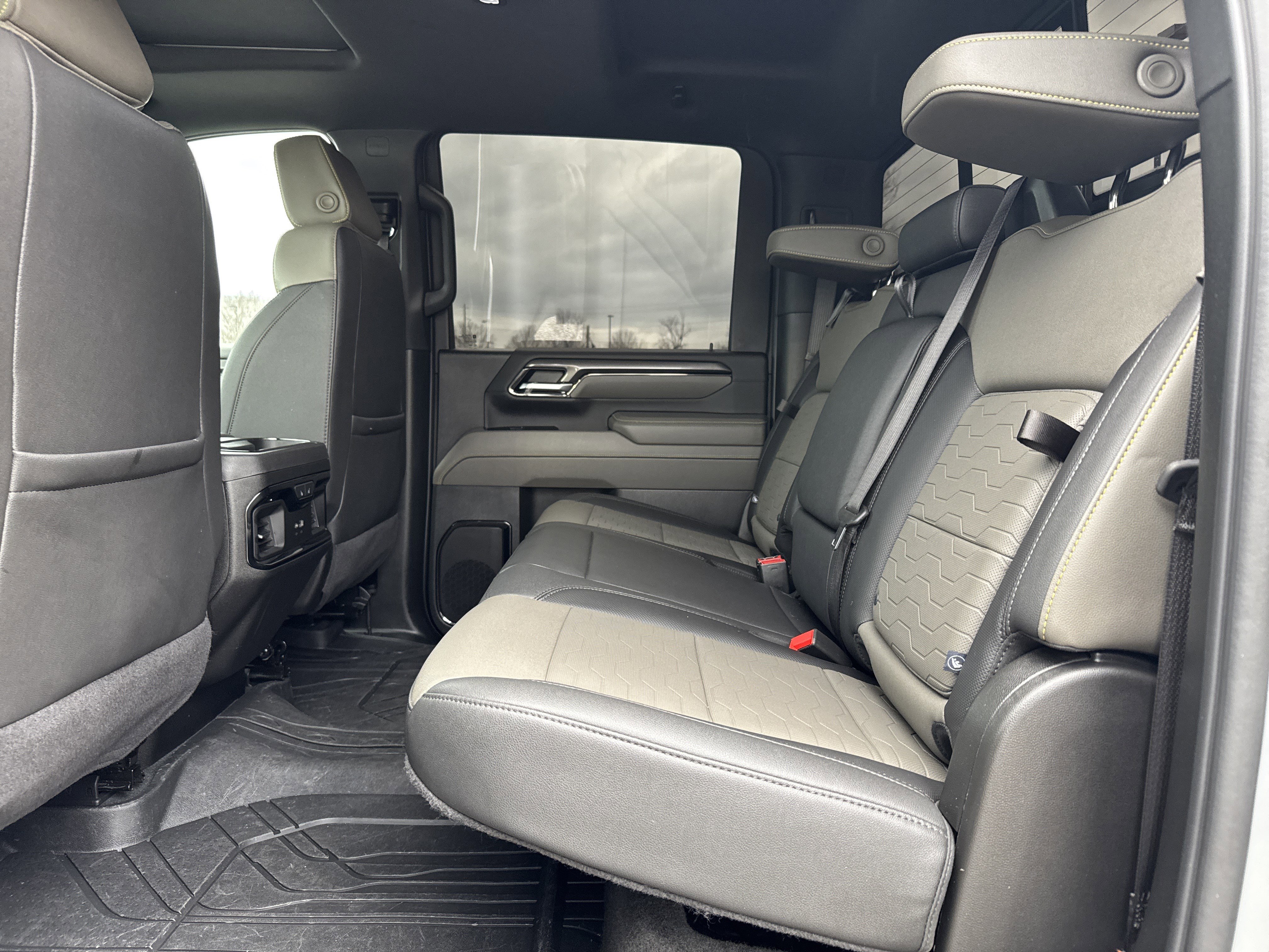 Used 2024 Chevrolet Silverado 2500 ZR2 w/ Technology Package image 30