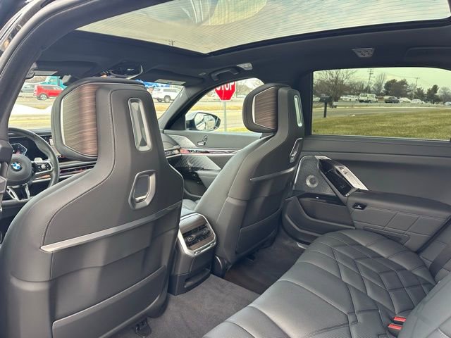 Used 2024 BMW 760i xDrive w/ Executive Package image 21