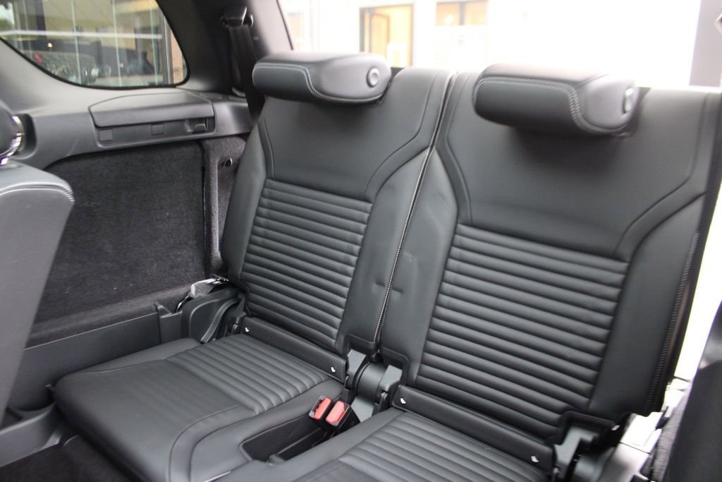 Certified 2024 Land Rover Discovery Dynamic SE image 29