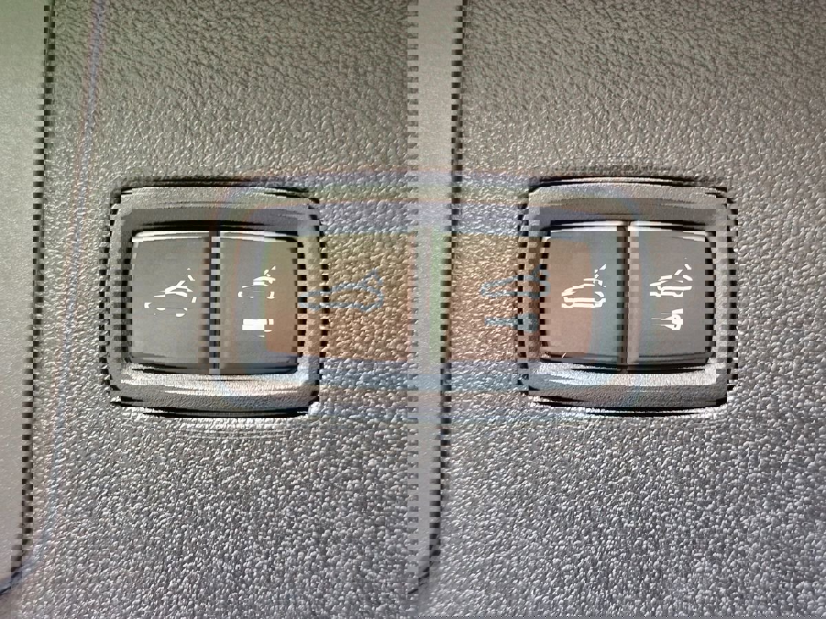 Used 2023 Porsche Cayenne Platinum Edition image 72