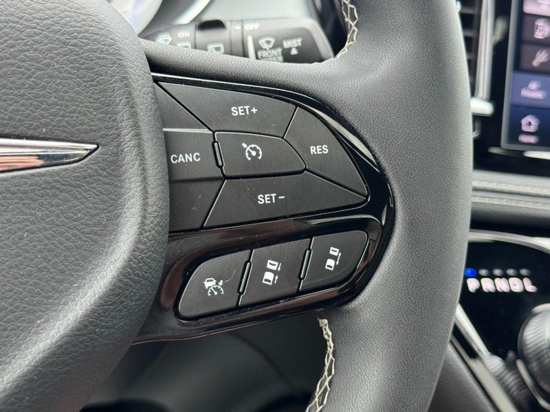 Used 2025 Chrysler Pacifica Limited FWD image 22